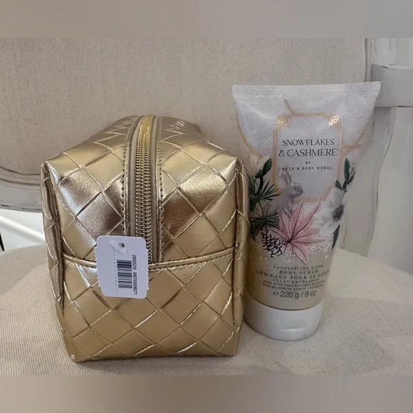 Snowflakes & Cashmere Body Scrub & Gold Makeup Bag NWT - Picture 3 of 4